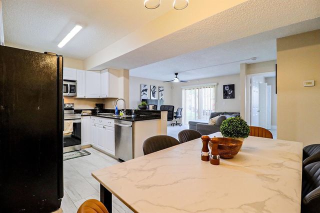 450 Palm Circle 106, Pembroke Pines, FL 33025