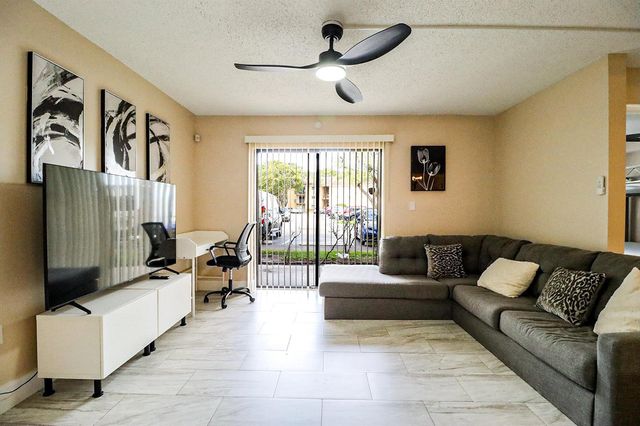 450 Palm Circle 106, Pembroke Pines, FL 33025