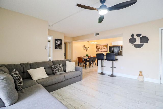 450 Palm Circle 106, Pembroke Pines, FL 33025