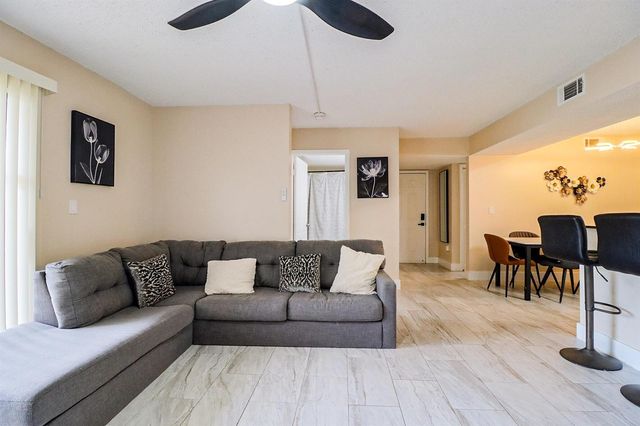 450 Palm Circle 106, Pembroke Pines, FL 33025