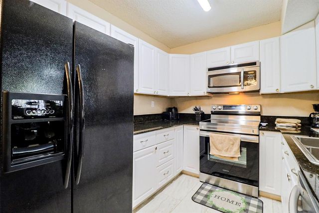 450 Palm Circle 106, Pembroke Pines, FL 33025