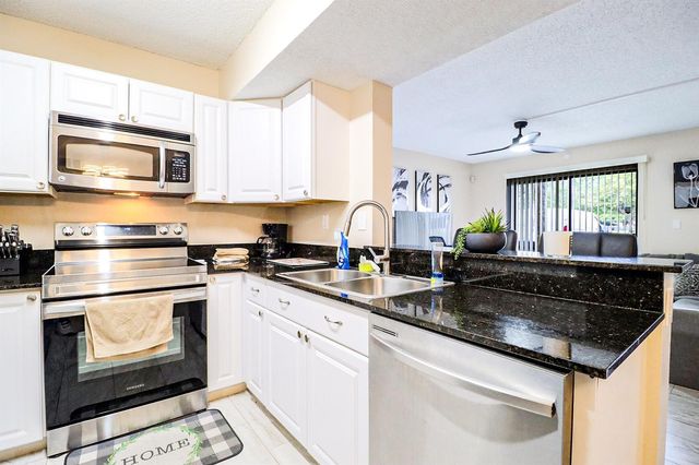 450 Palm Circle 106, Pembroke Pines, FL 33025