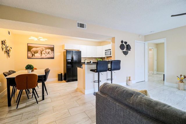 450 Palm Circle 106, Pembroke Pines, FL 33025