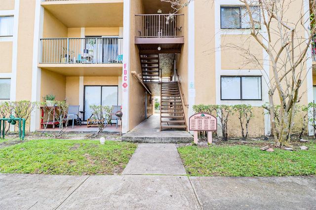 450 Palm Circle 106, Pembroke Pines, FL 33025