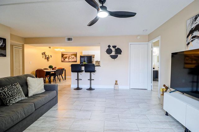 450 Palm Circle 106, Pembroke Pines, FL 33025