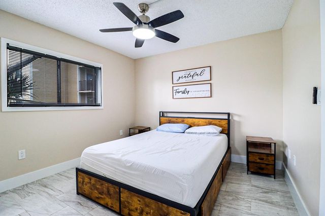 450 Palm Circle 106, Pembroke Pines, FL 33025