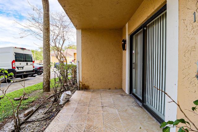 450 Palm Circle 106, Pembroke Pines, FL 33025