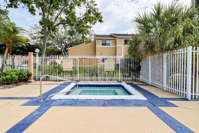 450 Palm Circle 106, Pembroke Pines, FL 33025
