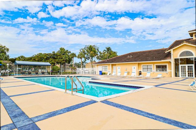 450 Palm Circle 106, Pembroke Pines, FL 33025