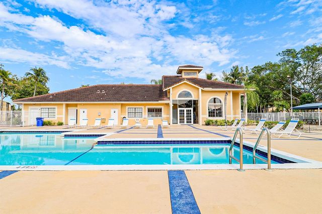 450 Palm Circle 106, Pembroke Pines, FL 33025