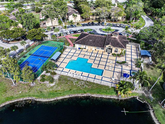 450 Palm Circle 106, Pembroke Pines, FL 33025