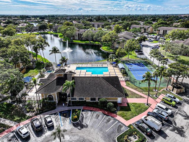450 Palm Circle 106, Pembroke Pines, FL 33025