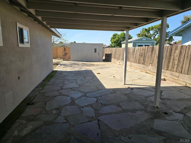 1064 S Anacapa Avenue, Hanford, CA 93230