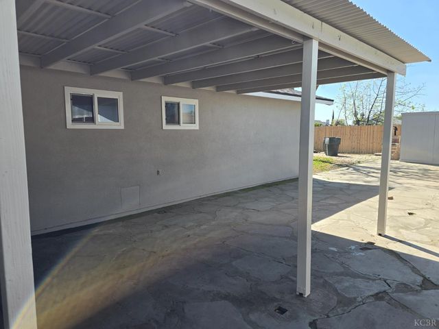 1064 S Anacapa Avenue, Hanford, CA 93230