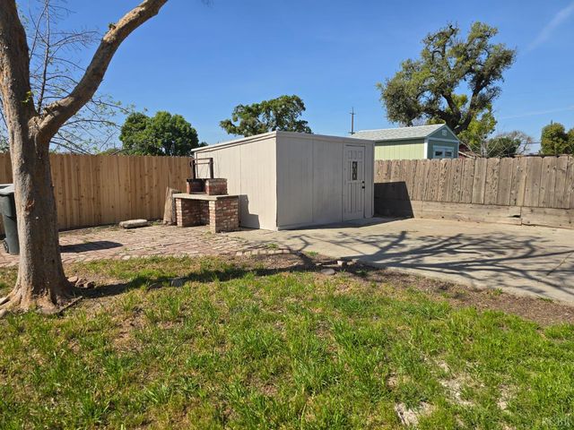1064 S Anacapa Avenue, Hanford, CA 93230