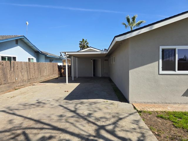 1064 S Anacapa Avenue, Hanford, CA 93230