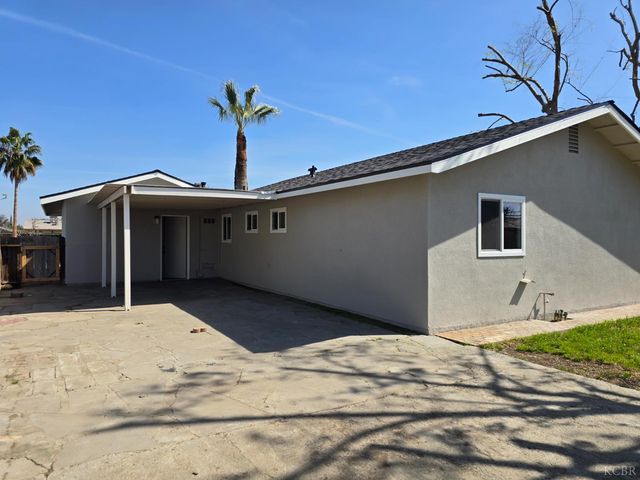 1064 S Anacapa Avenue, Hanford, CA 93230