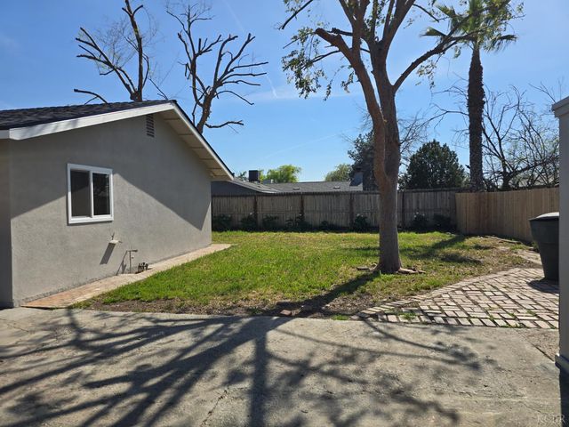 1064 S Anacapa Avenue, Hanford, CA 93230