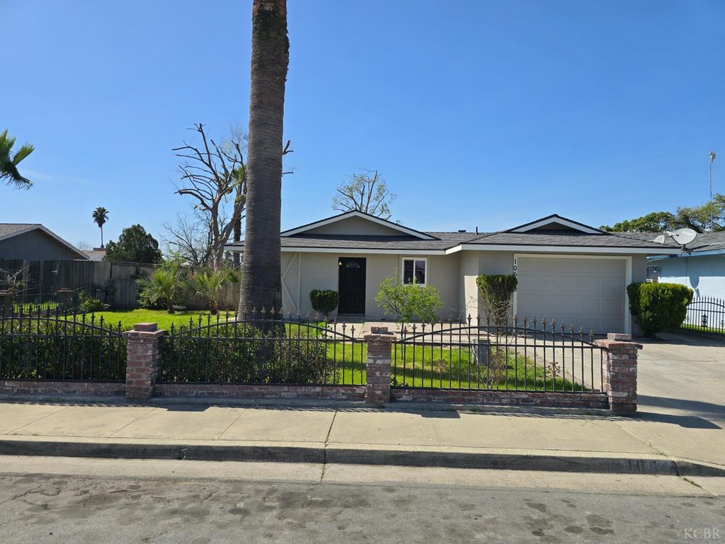 1064 S Anacapa Avenue, Hanford, CA 93230