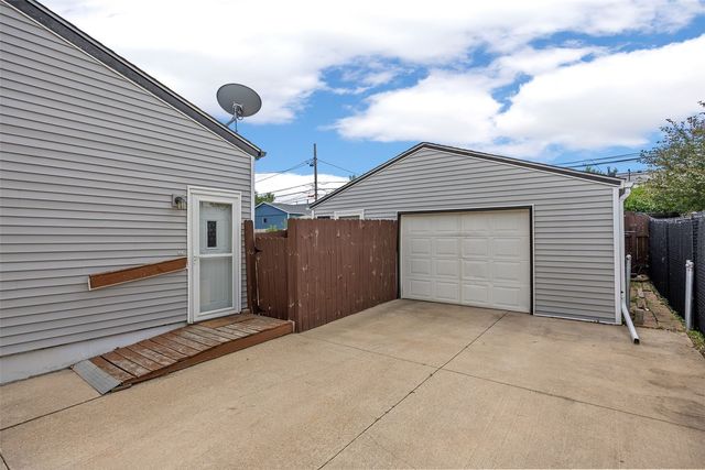 5515 Cedar Drive NW, Cedar Rapids, IA 52405