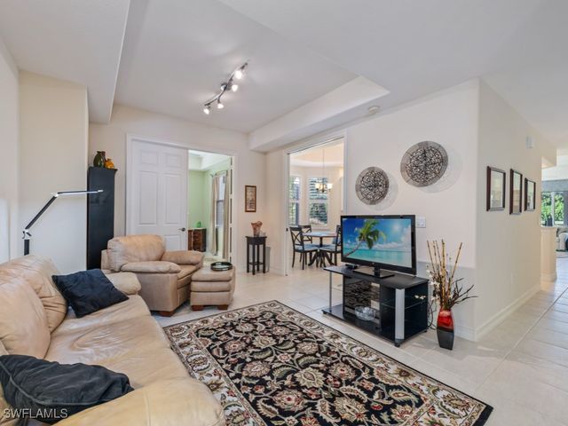 6049 Ashford LN 201, Naples, FL 34110