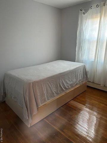 162 Rolling Street 1st FL, Malverne, NY 11565