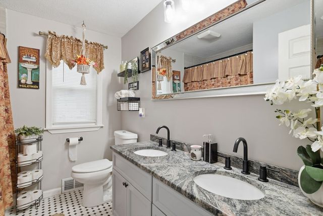 569 Cooley St, Springfield, MA 01128