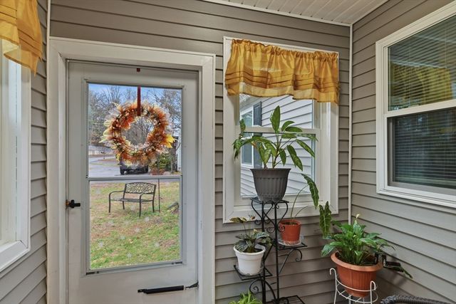 569 Cooley St, Springfield, MA 01128