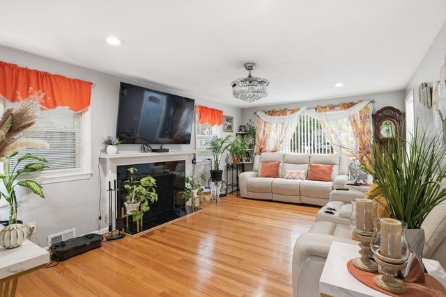 569 Cooley St, Springfield, MA 01128