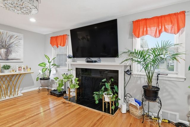 569 Cooley St, Springfield, MA 01128