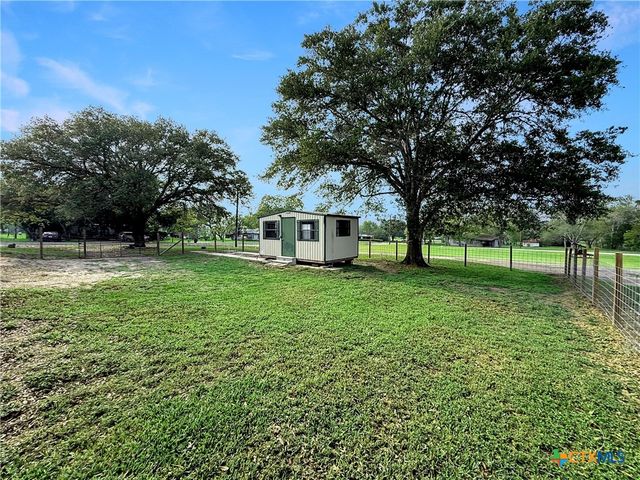 821 S Mill Street, Flatonia, TX 78941