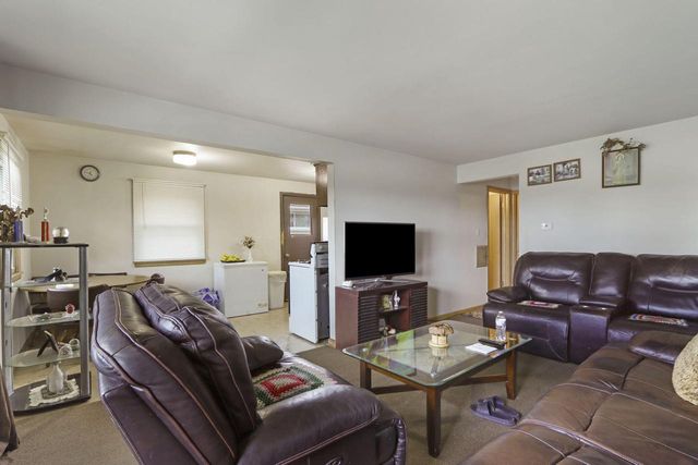 6823 W Wedgewood DRIVE, Milwaukee, WI 53220