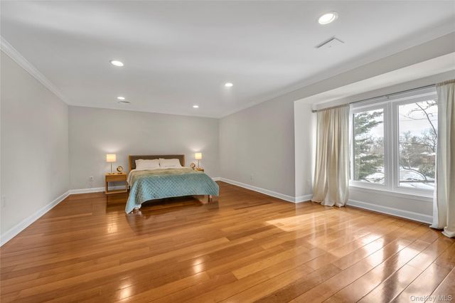 42 Windsor Gate Drive, New Hyde Park, NY 11040