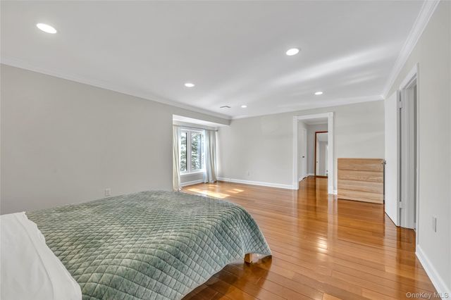 42 Windsor Gate Drive, New Hyde Park, NY 11040