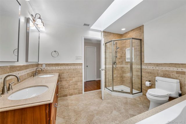 42 Windsor Gate Drive, New Hyde Park, NY 11040