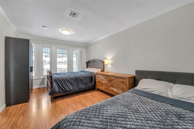 42 Windsor Gate Drive, New Hyde Park, NY 11040