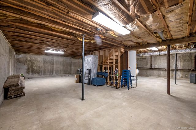 42 Windsor Gate Drive, New Hyde Park, NY 11040