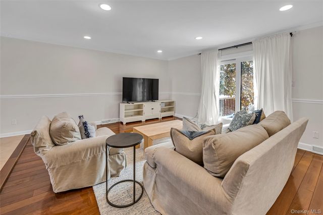 42 Windsor Gate Drive, New Hyde Park, NY 11040