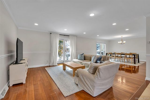 42 Windsor Gate Drive, New Hyde Park, NY 11040