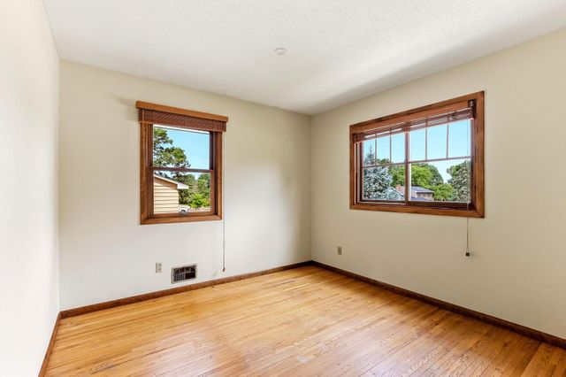 7033 Courtly Road, Woodbury, MN 55125