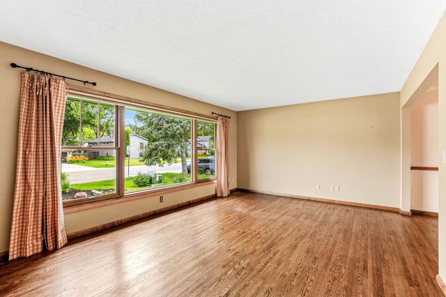 7033 Courtly Road, Woodbury, MN 55125
