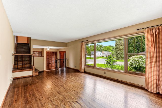 7033 Courtly Road, Woodbury, MN 55125