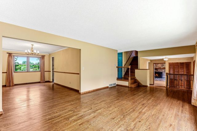 7033 Courtly Road, Woodbury, MN 55125