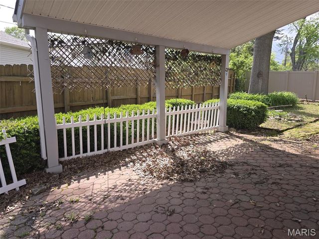 9332 Cloverhurst Drive, St Louis, MO 63123