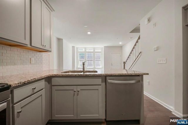 67 Arnold Drive 5811, Wood Ridge, NJ 07075
