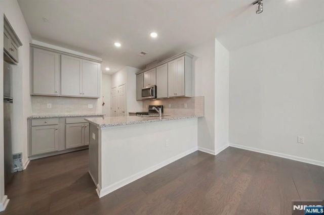 67 Arnold Drive 5811, Wood Ridge, NJ 07075