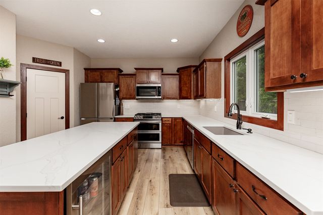 420 NE Mission Court, Ankeny, IA 50021