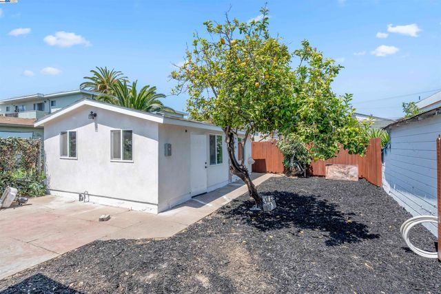 5542 Harvey Ave, Oakland, CA 94621