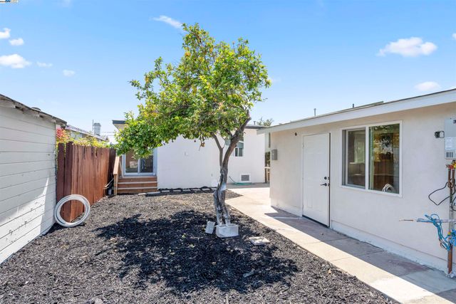 5542 Harvey Ave, Oakland, CA 94621