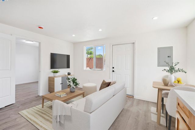 5542 Harvey Ave, Oakland, CA 94621